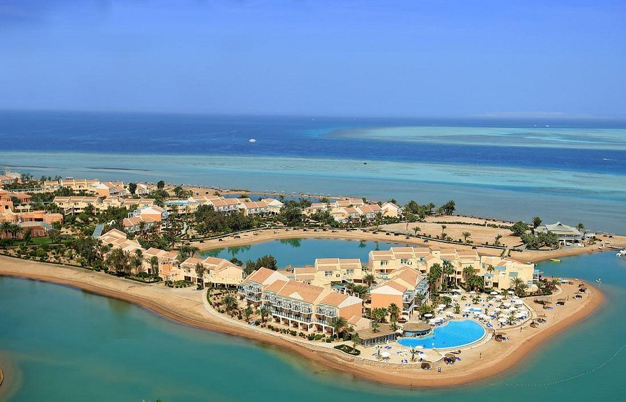 Das Mövenpick Hotel ist mit seinem Lagunen-Pool und Blick auf das Rote Meer eines der wunderbaren Hotels in El Gouna. Das Hotel liegt 41,2 km vom internationalen Flughafen Hurghada und 1,7 km vom Stadtzentrum von El Gouna entfernt.
