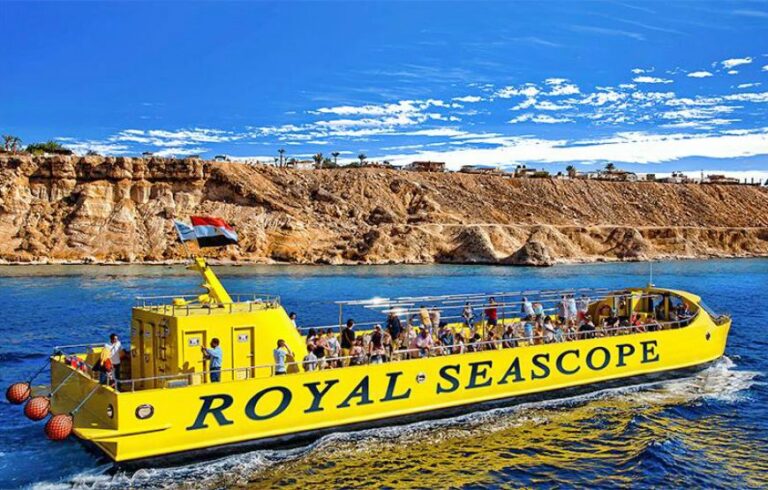 Glasbodenboot Hurghada zählt zu den besten bewerteten Familienausflüge in Hurghada | Erleben Sie mit dem Glasbodenboot die vielfältige Unterwasserwelt im Roten Meer.