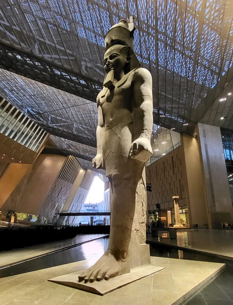 Grand Egyptian Museum GEM – Kolossalstatue Ramses II
