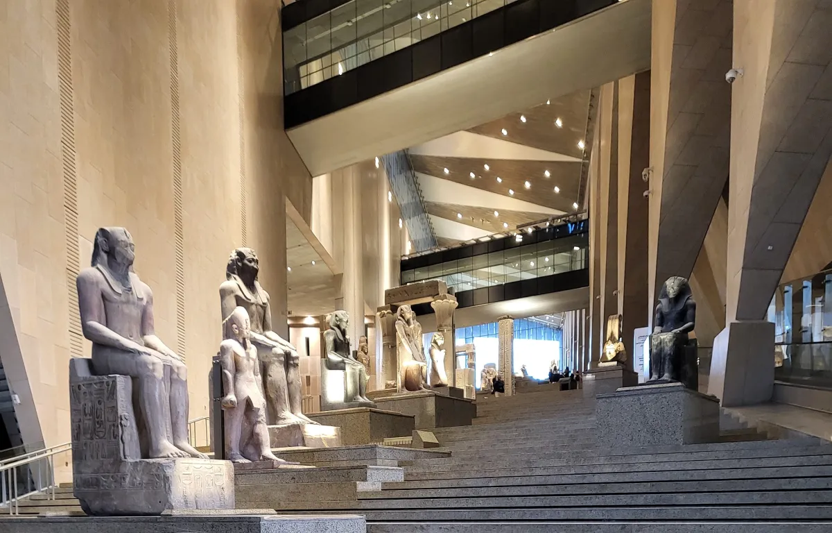 GEM Kairo – Große Treppe Grand Egyptian Museum