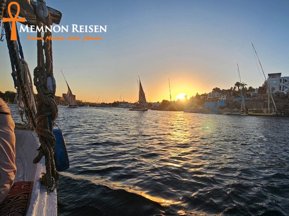 Nilfahrt bei Sonnenuntergang